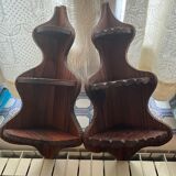 Lot de deux étagères d’angle en bois