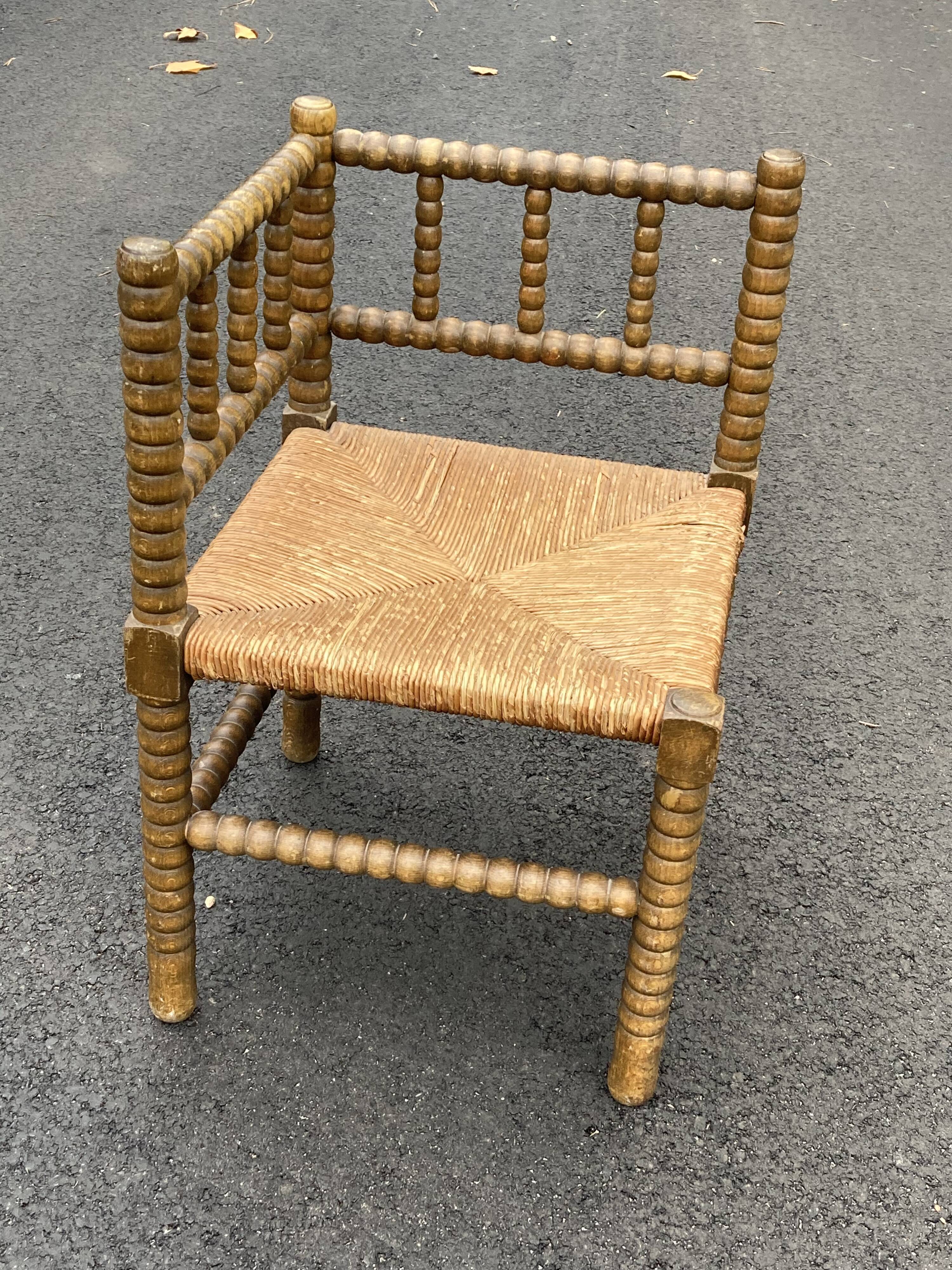 Chaise d’angle en bois tourné