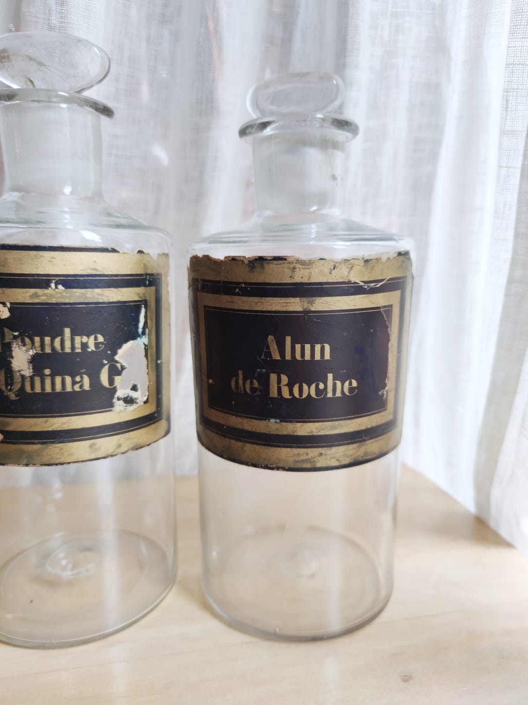 Trois grands flacons d'apothicaire, pharmacie