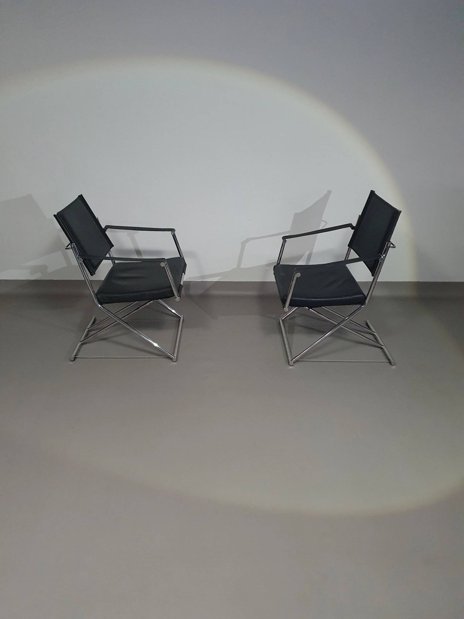 2 chaises pliantes en cuir chromé