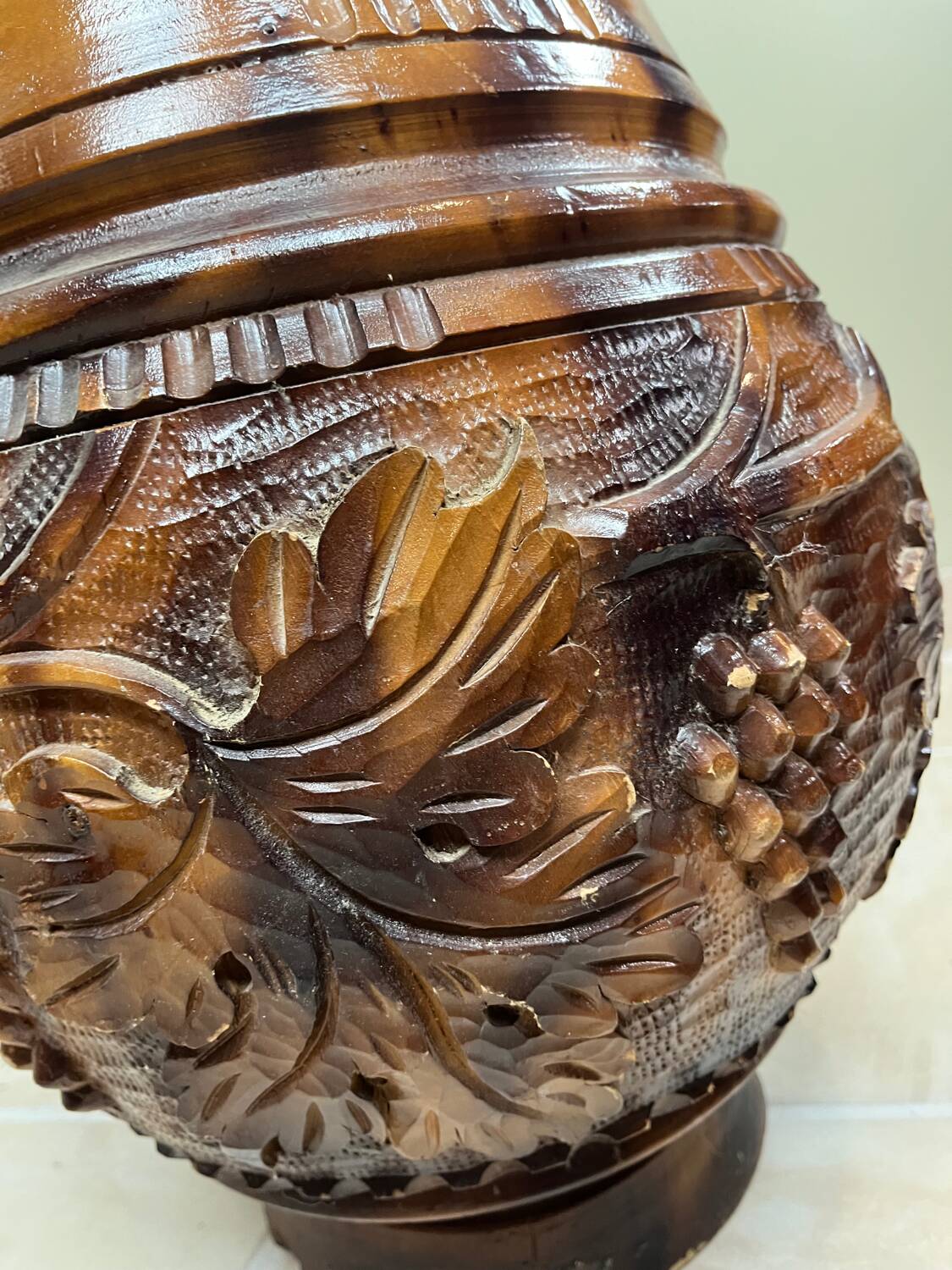 Important carved wooden jar