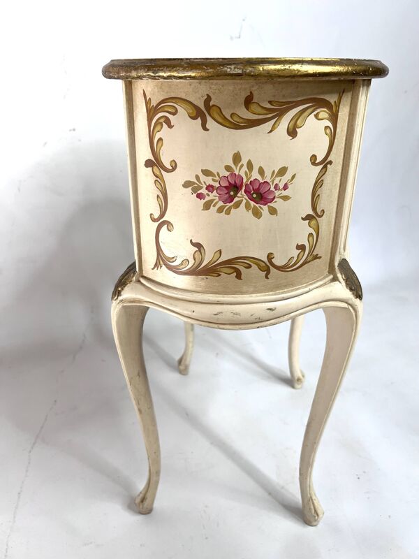 Table de nuit galbée peinte à décor floral shabby– Esprit Louis XV