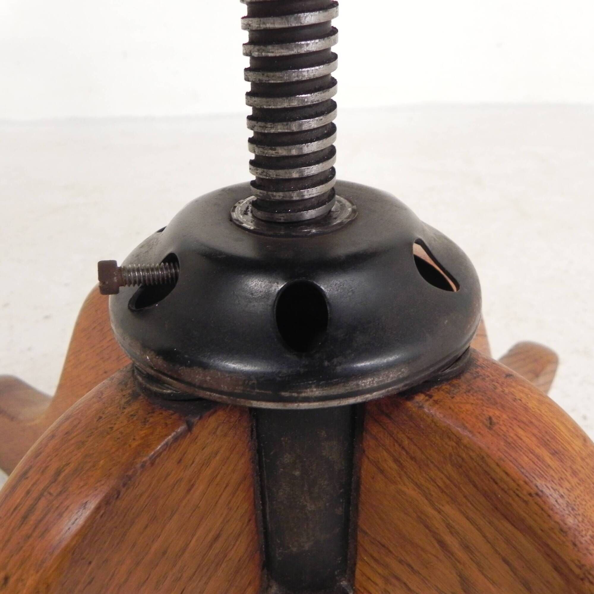 Oak office chair with adjustable spring system and height adjustment, 1950s.