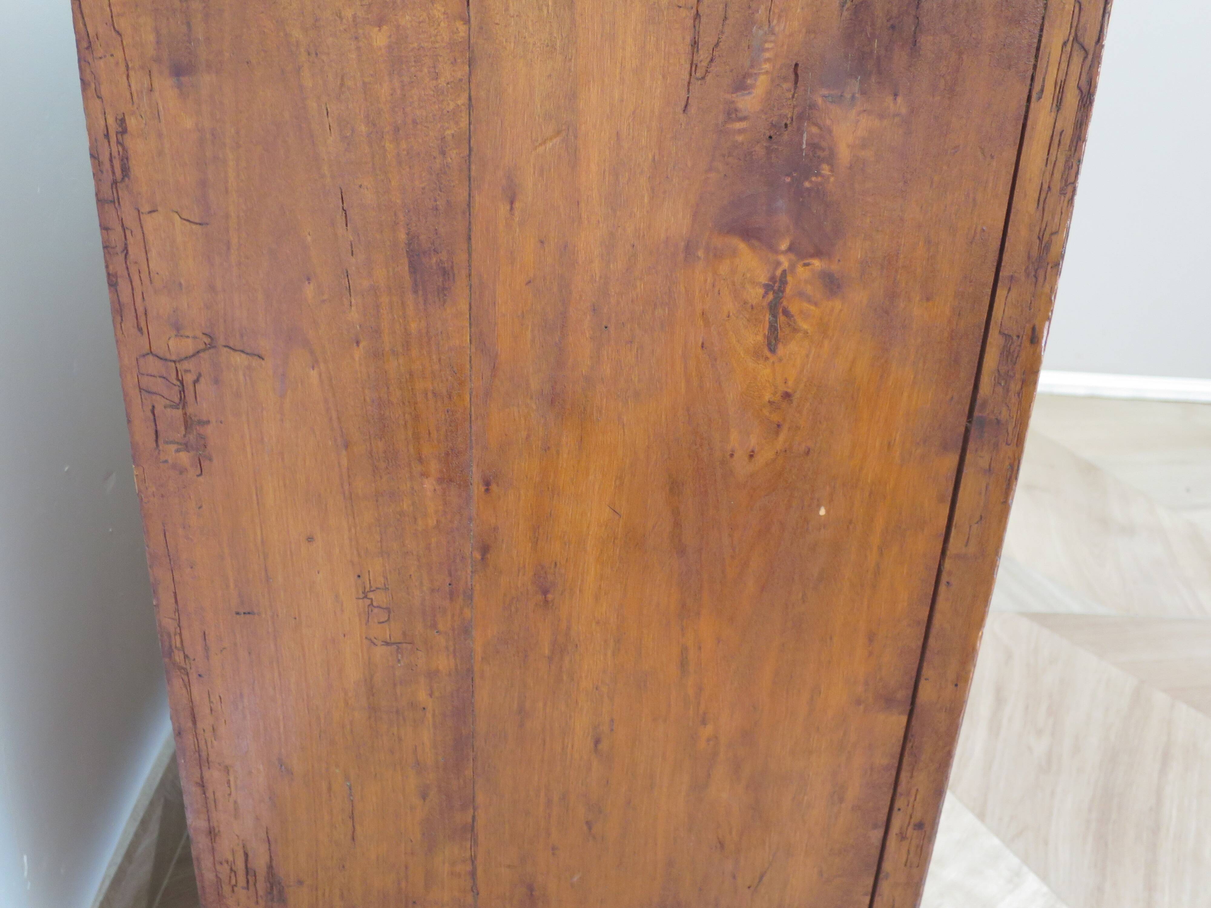 Commode 4 tiroirs en bois massif, début XXème s.