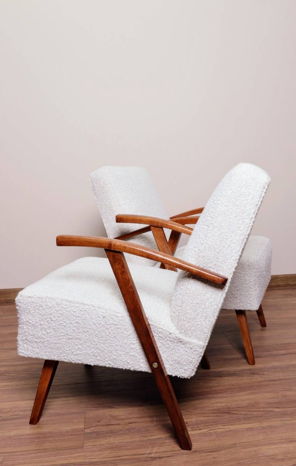 Vintage armchair in pearl white bouclé with walnut wood, 1960.
