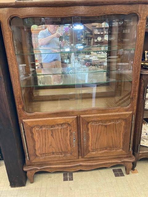 Display cabinet with 2 sliding doors