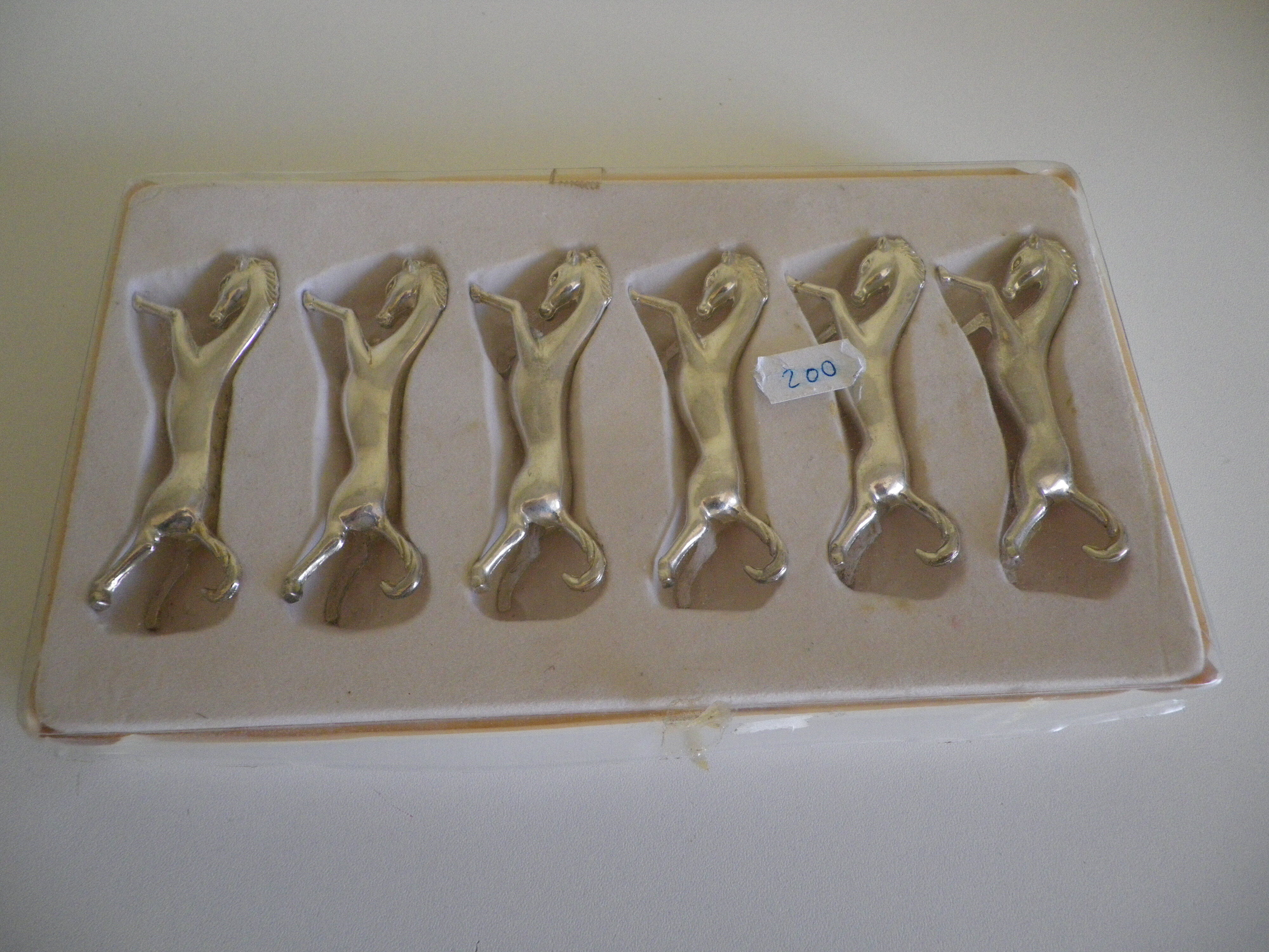 Silver metal knives in their origin box