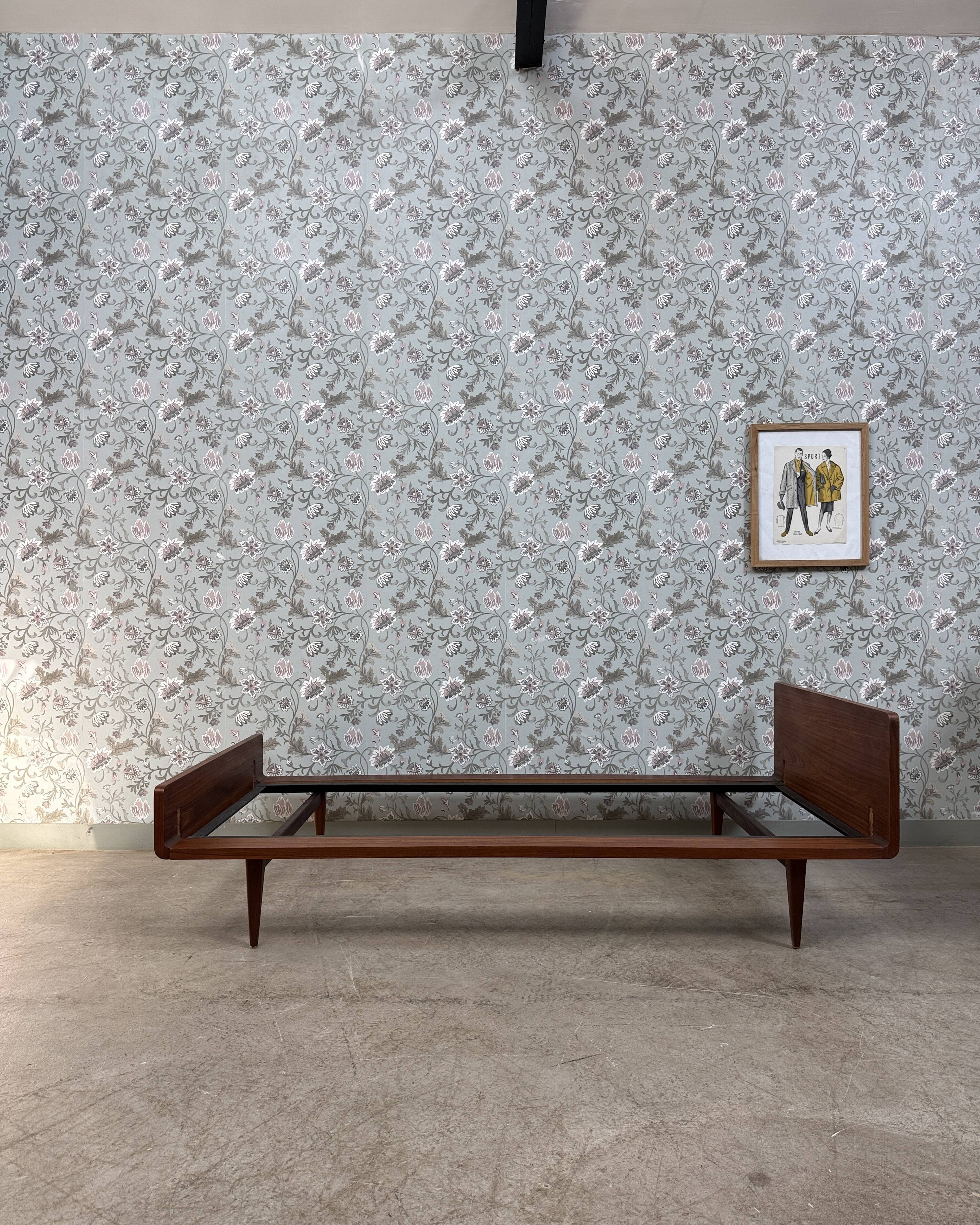 Lir Scandinavian daybed in teak
