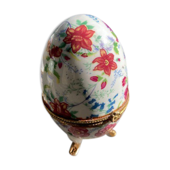 Porcelain egg on foot