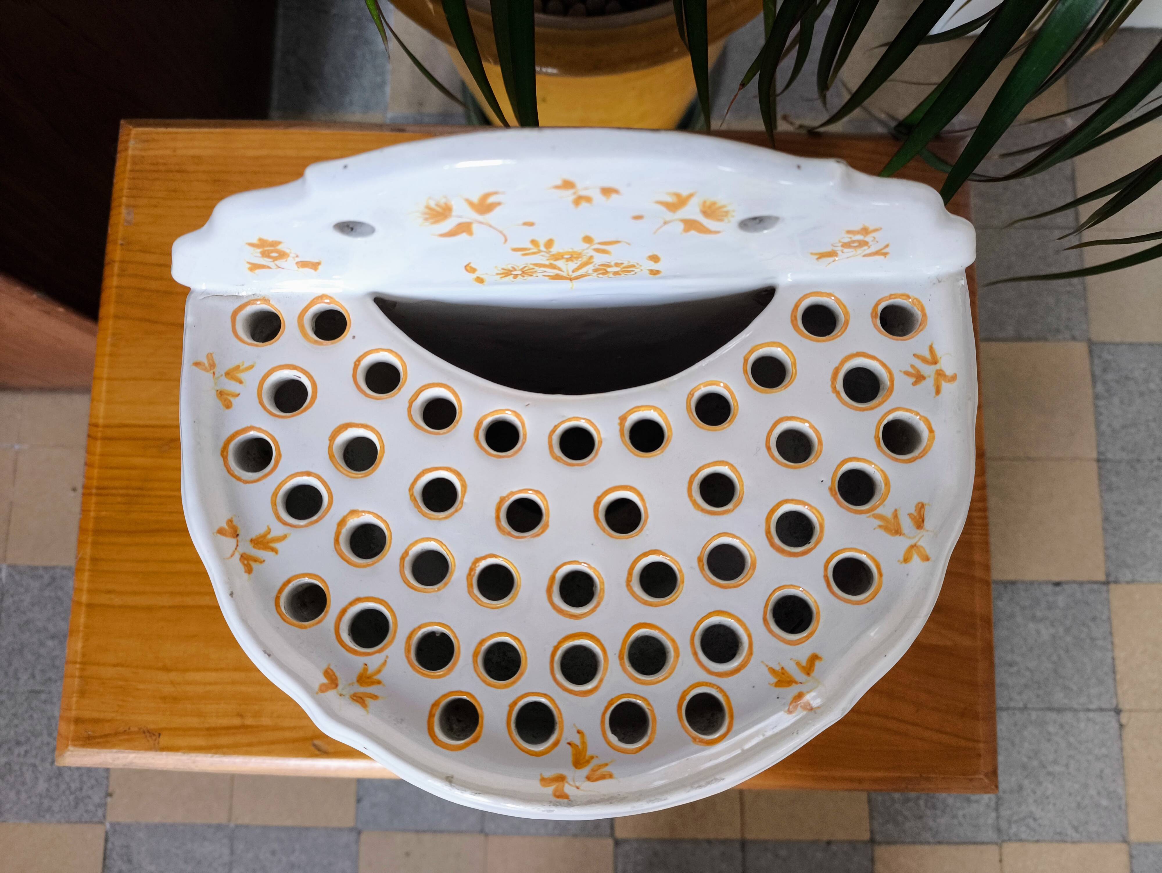 Bouquet holder / flower holder in Moustiers earthenware