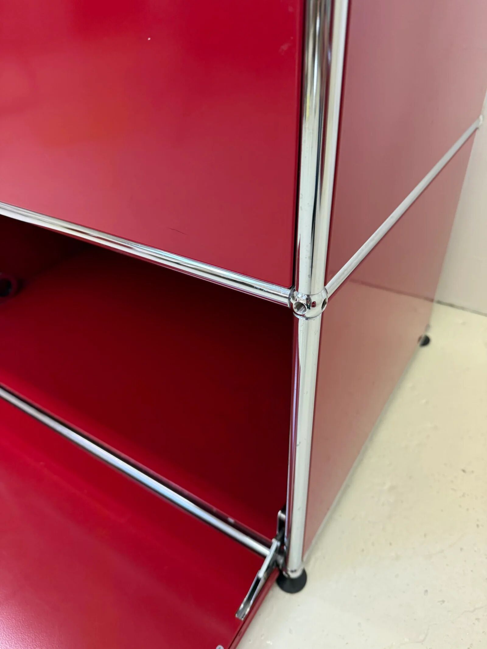 USM Haller "Ruby Red" – storage unit (as new condition)