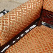 Ancienne banquette en bois et velours orange