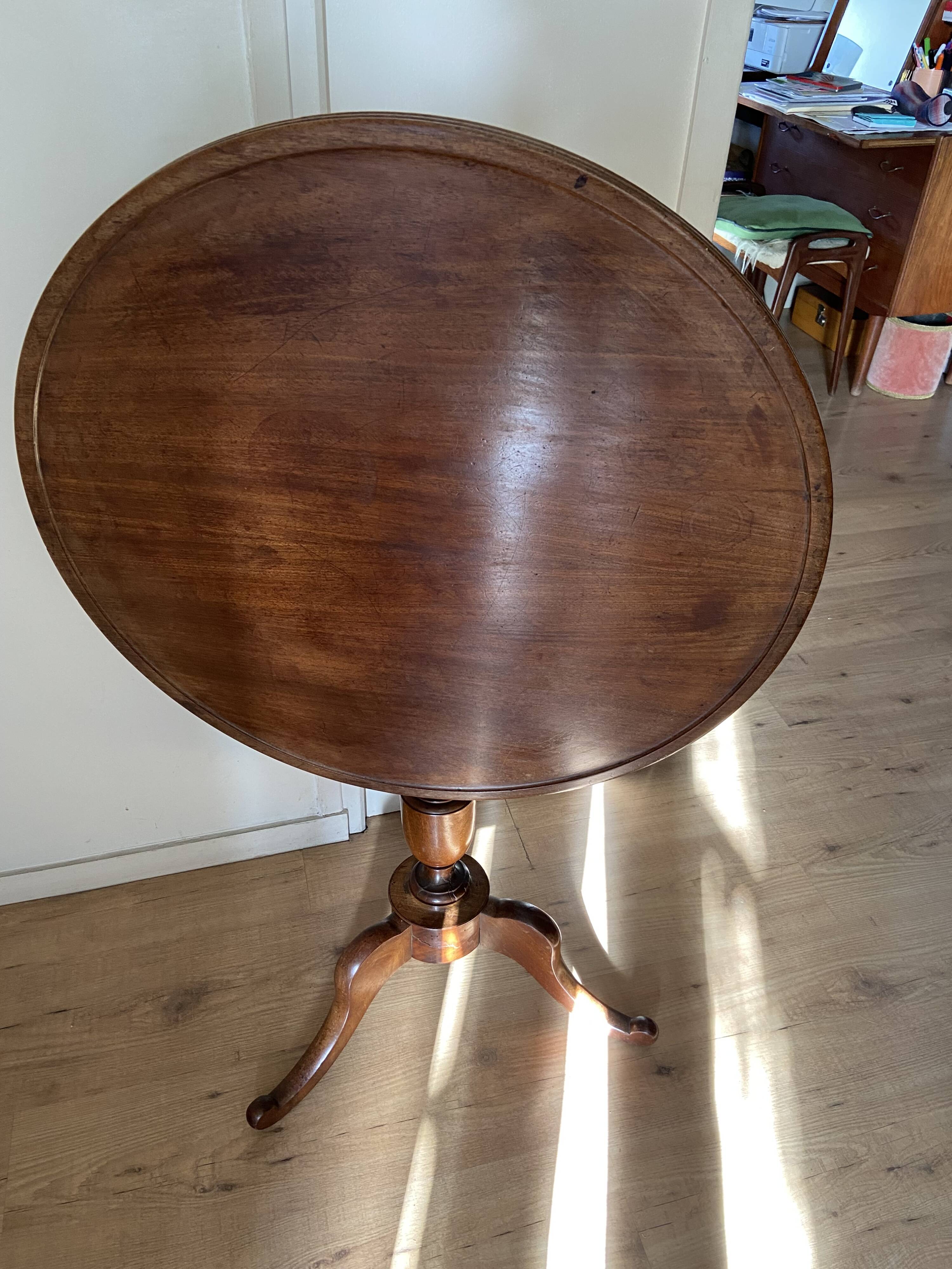 Guéridon anglais tripode à plateau basculant.