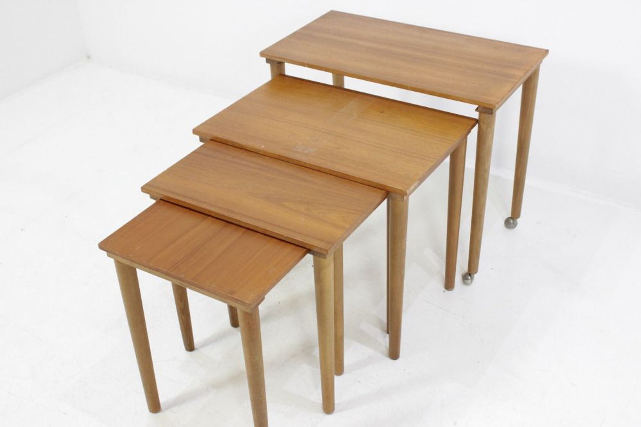 Tables gigognes mid-century en teck scandinavie