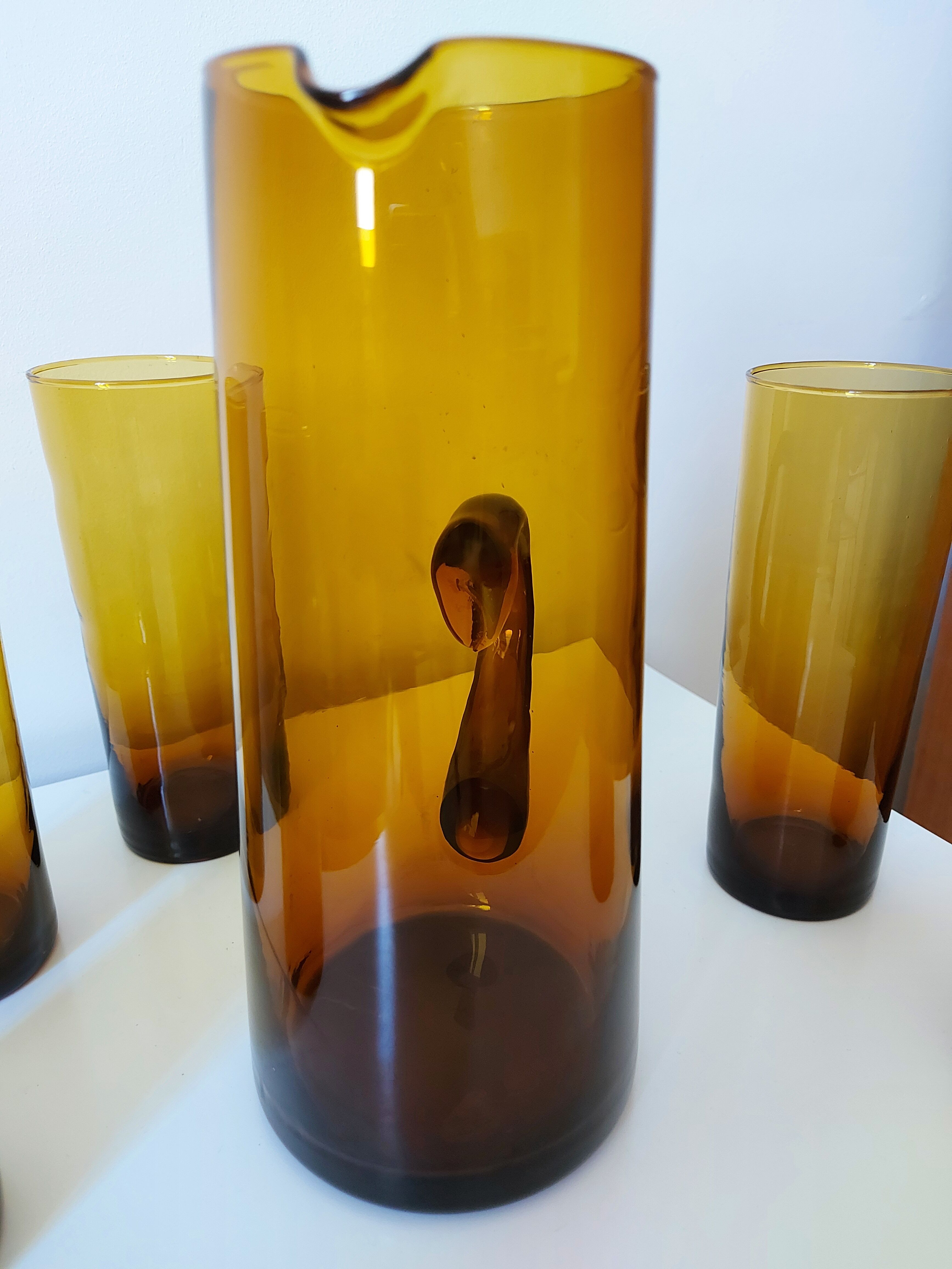 Set carafe and 5 amber glasses