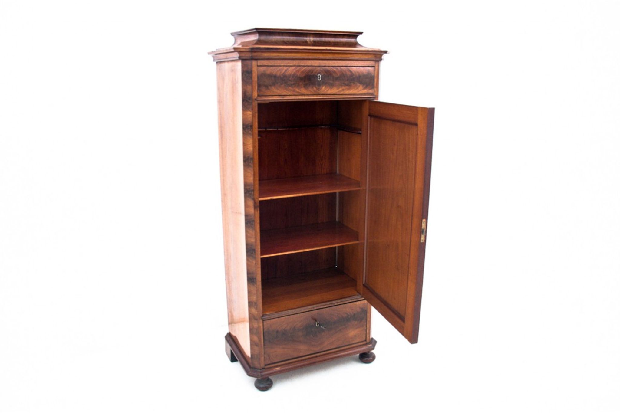 Une commode à piliers, Europe du Nord, vers 1860