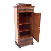 Une commode à piliers, Europe du Nord, vers 1860