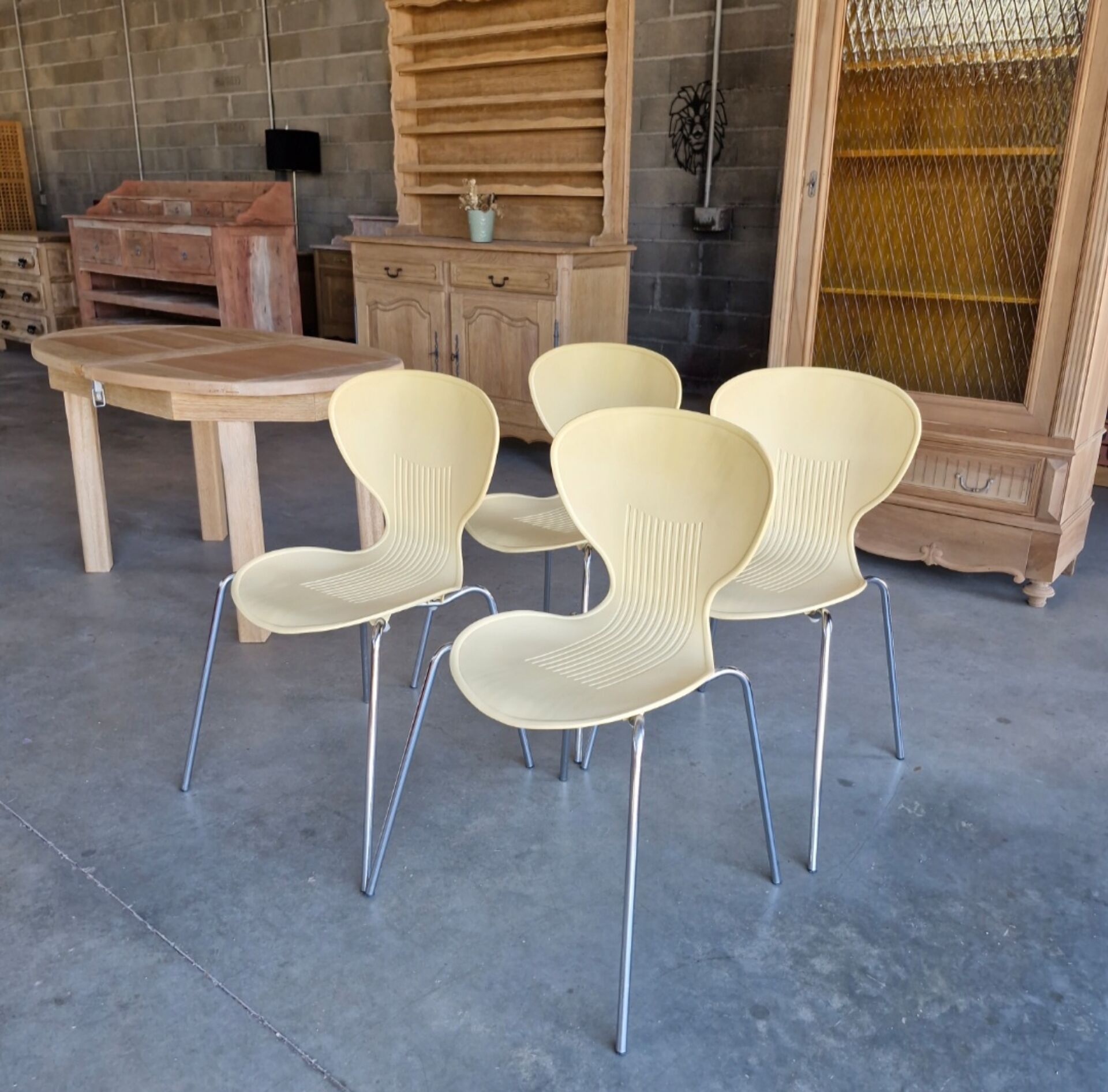 Lot de 4 chaises design vintage – crème & chrome