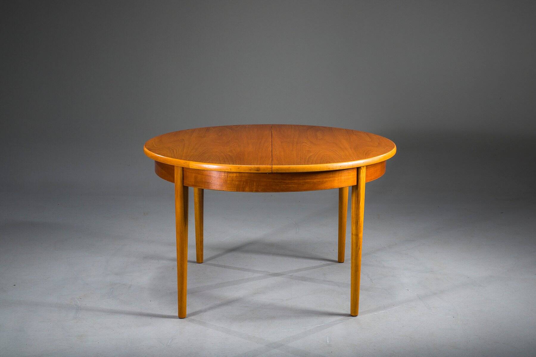 Round teak veneered extendable dining table from G-Plan, 1960s