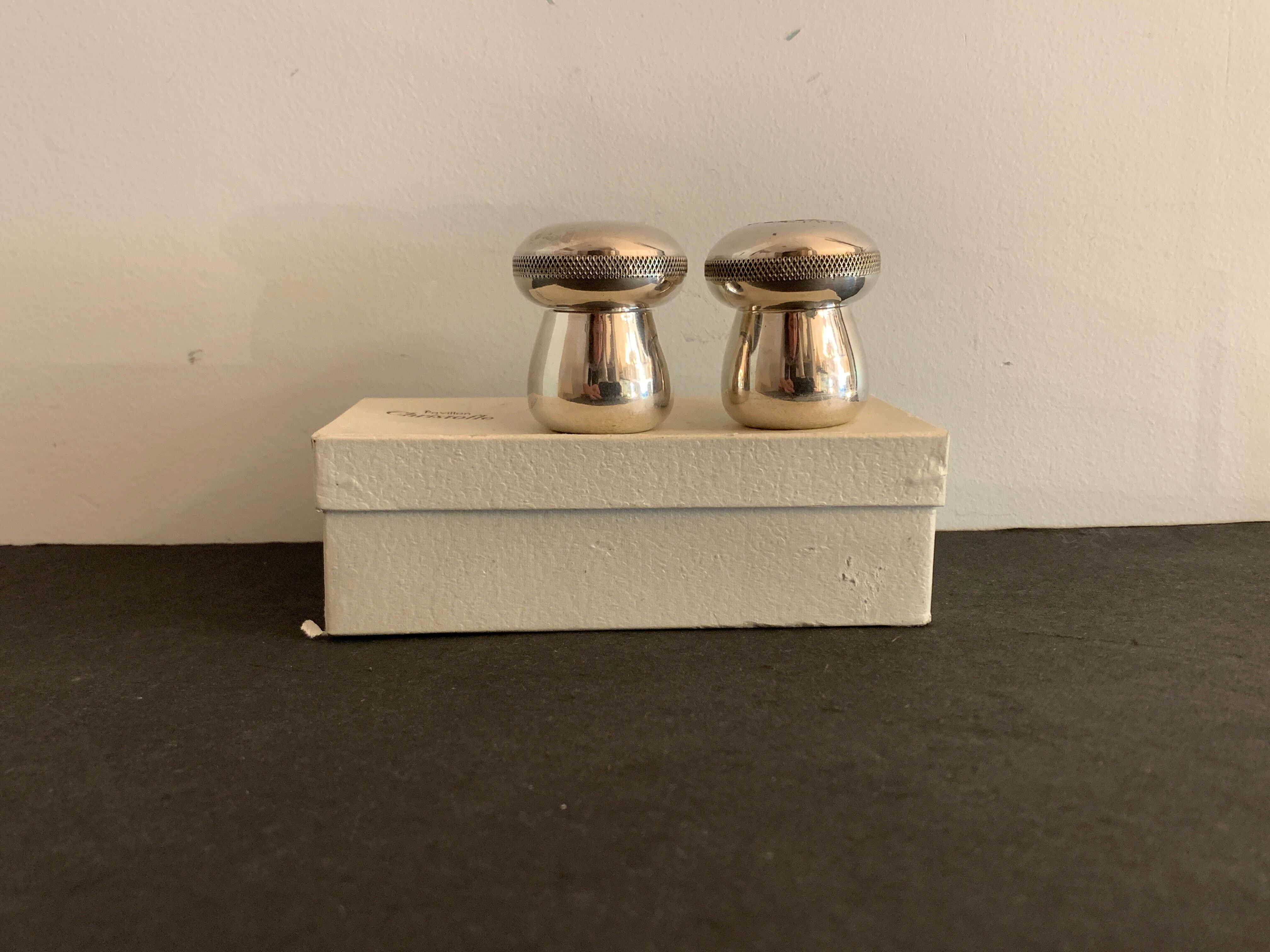 Salt and pepper mushrooms in silver metal Pavilion Christofle