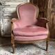 Petit fauteuil Louis XVI en velours vieux rose, assise déhoussable – Chic et confortable