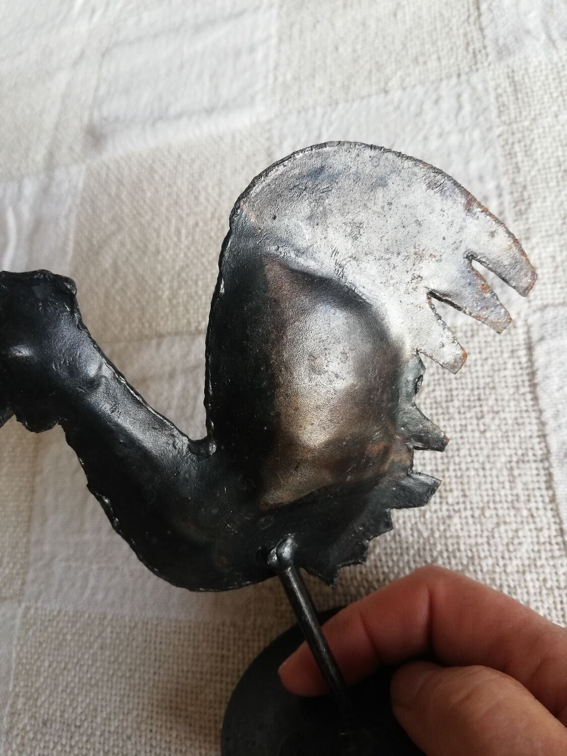 Brass hen or rooster on round support decoration