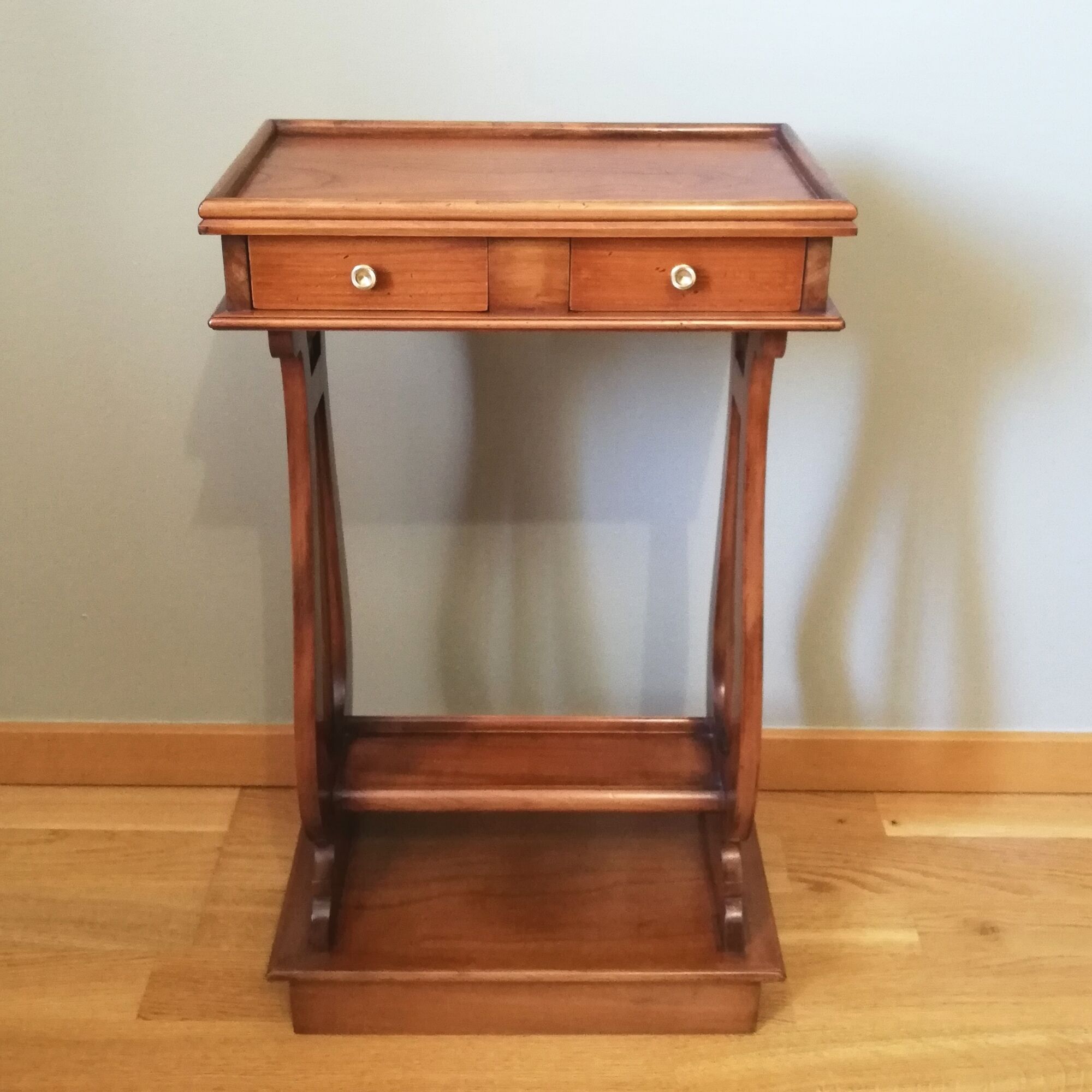 Pedestal table or English cherry saddle with lyre feet