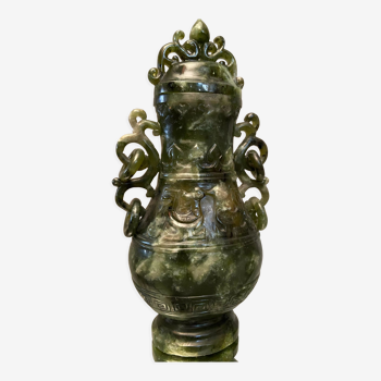 Pot couvert richement sculpté pierre type jade Extrême-Orient Chine