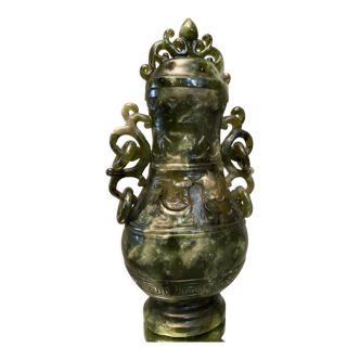 Pot couvert richement sculpté pierre type jade Extrême-Orient Chine