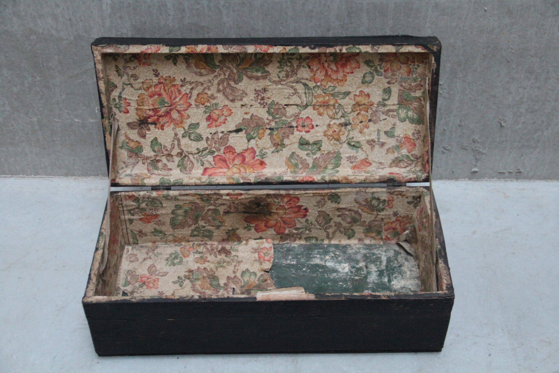 Coffre ancien noir en bois