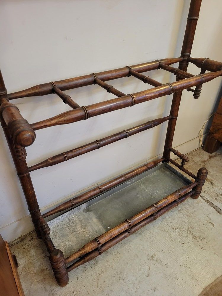 Wall-mounted coat rack