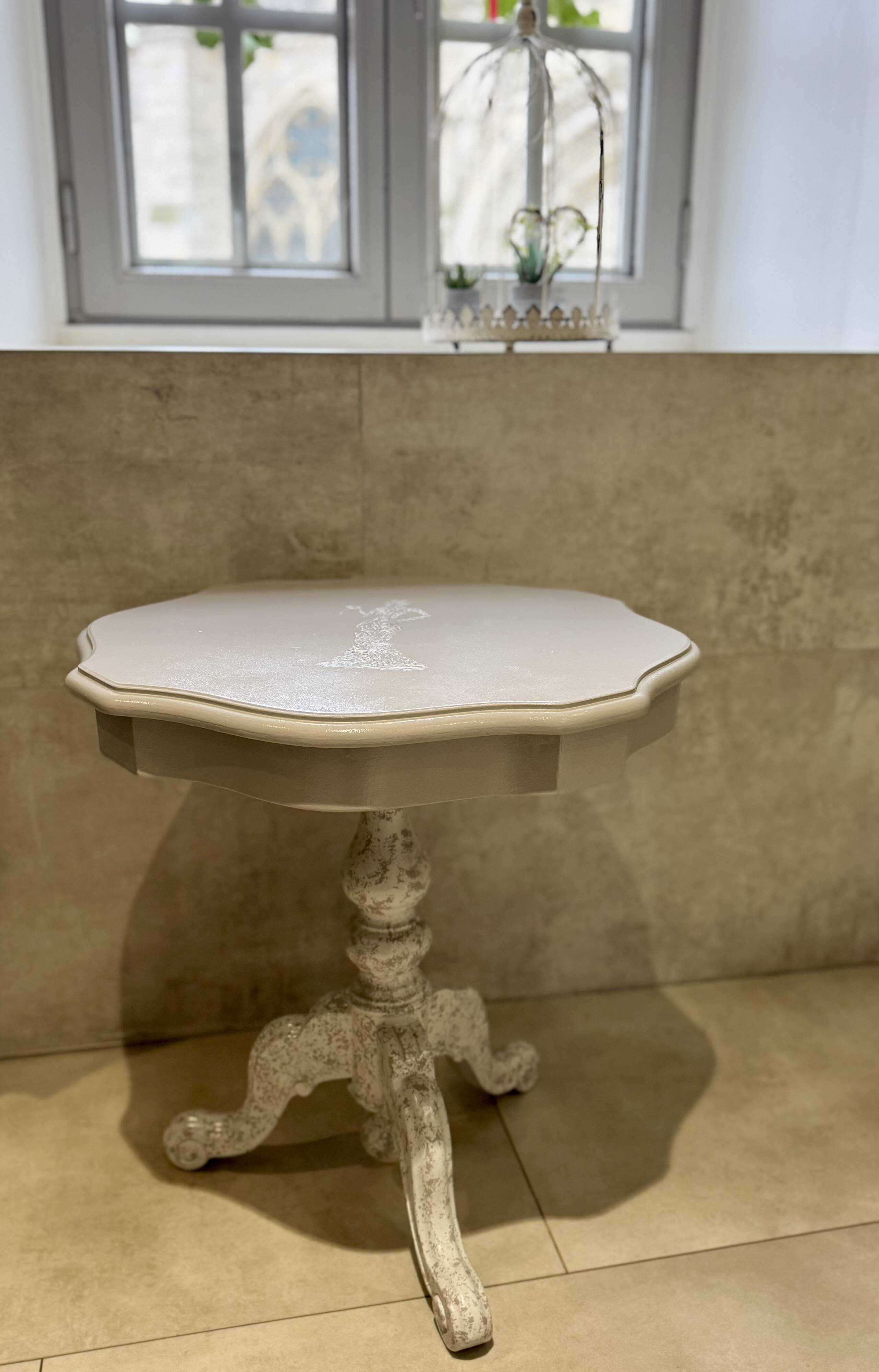 Chic and romantic table