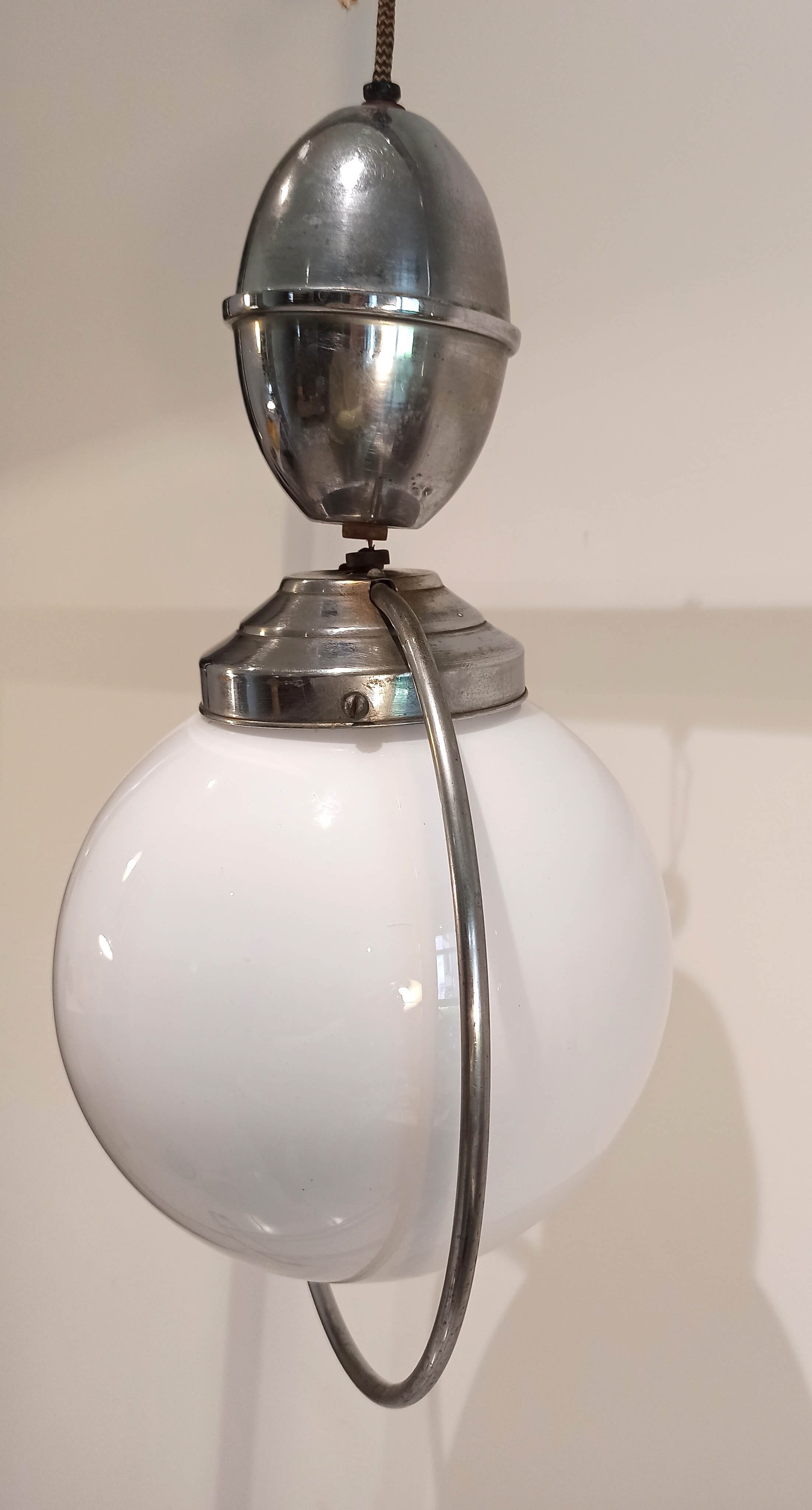 Suspension chandelier vintage globe white circle chrome goes up and down