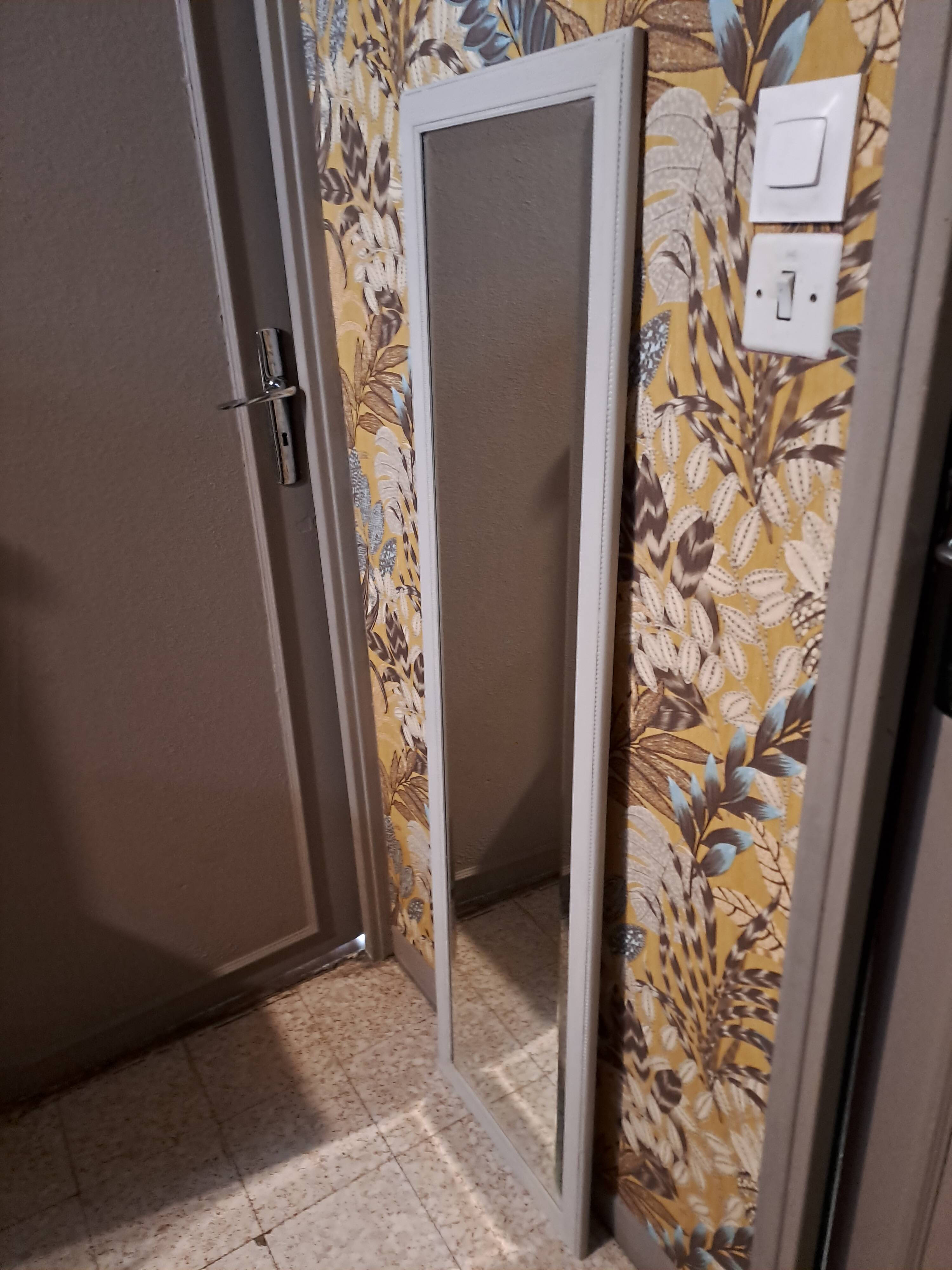 Rectangular mirror in light grey painted wood and beveled glass