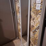 Rectangular mirror in light grey painted wood and beveled glass
