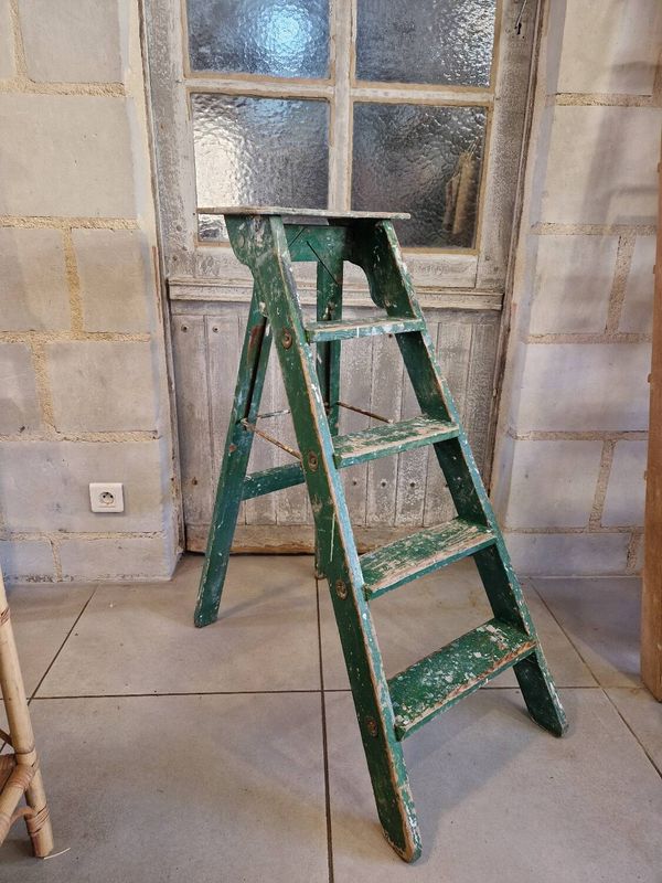 Ancien escabeau atelier peinture
