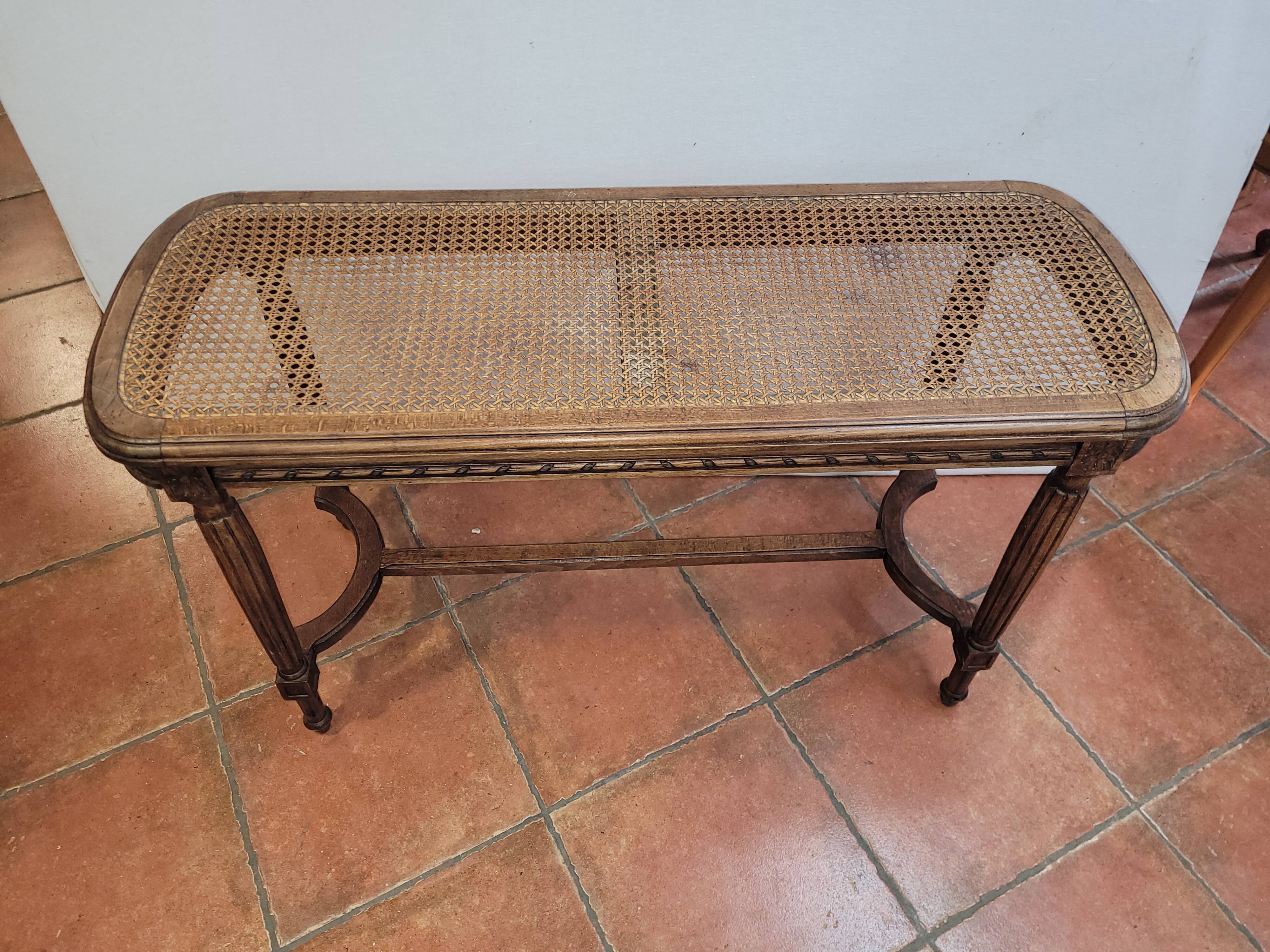 Piano bench
