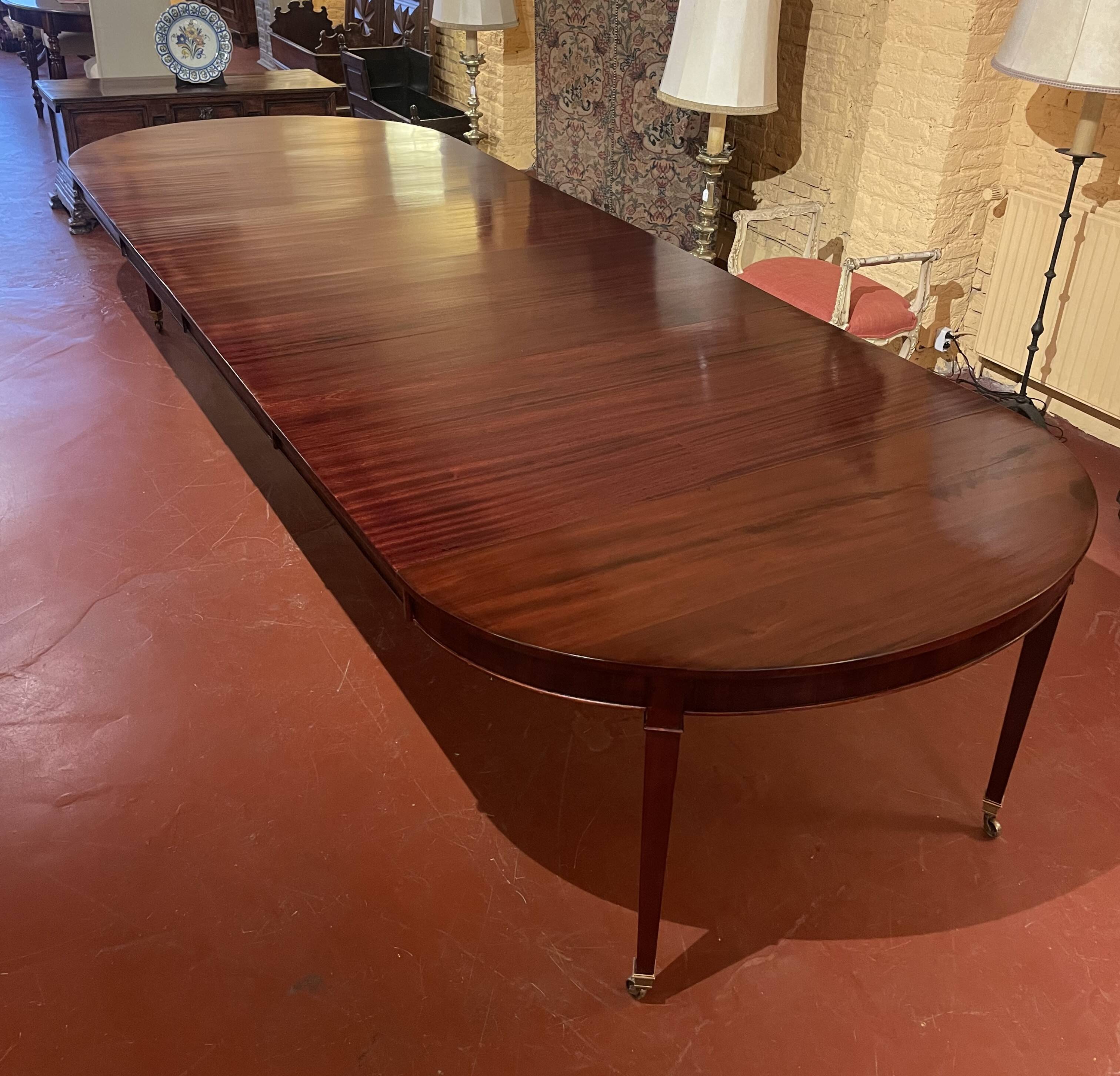 Extensible Louis XVI dining table in period Directoire mahogany.