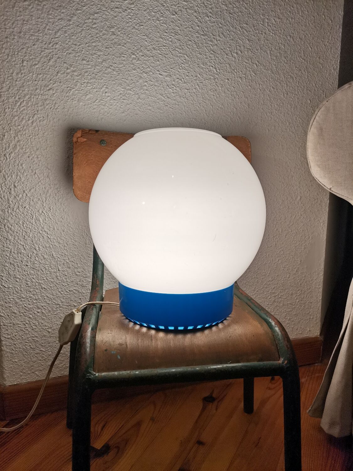 Table lamp vintage 70s plastic blue globe white opaline white