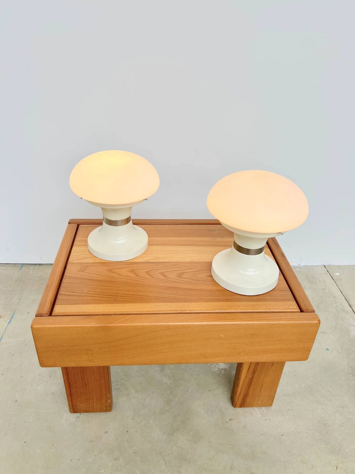 Paire de lampes champignon — Opaline blanche et métal laqué — Années 70