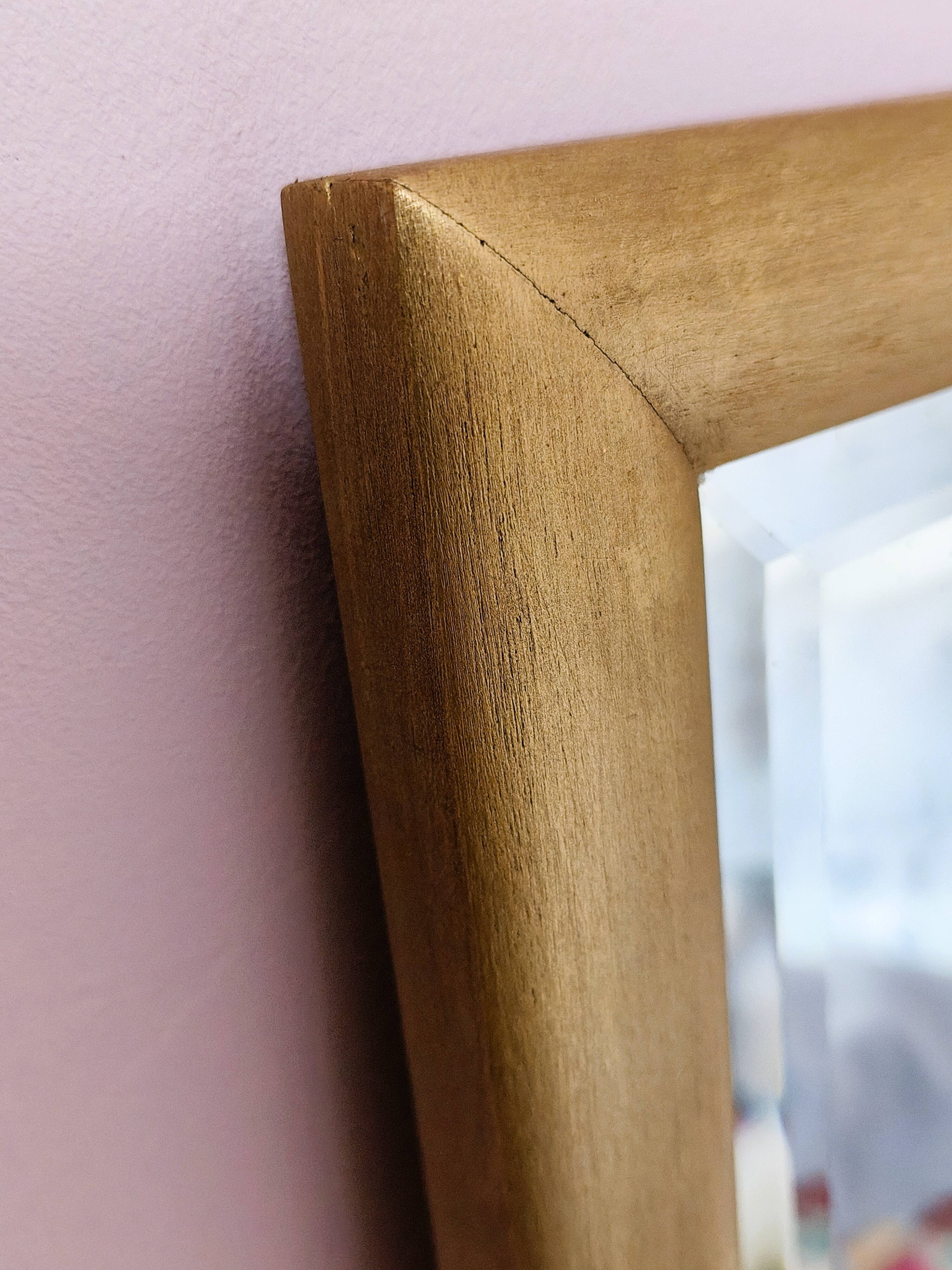 Petit miroir ancien en bois doré et glace biseautée