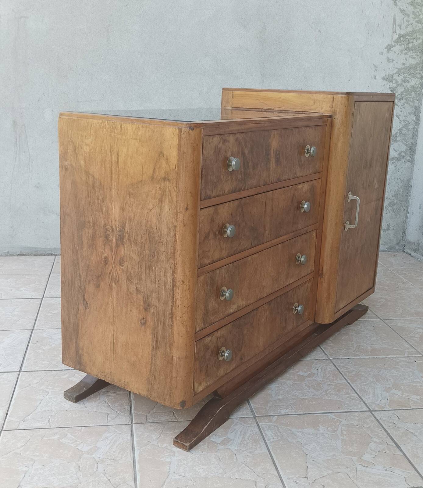Art Deco buffet bar in walnut burl.