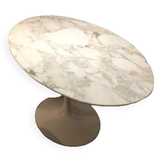 Oval dining table, calacatta oro marble top