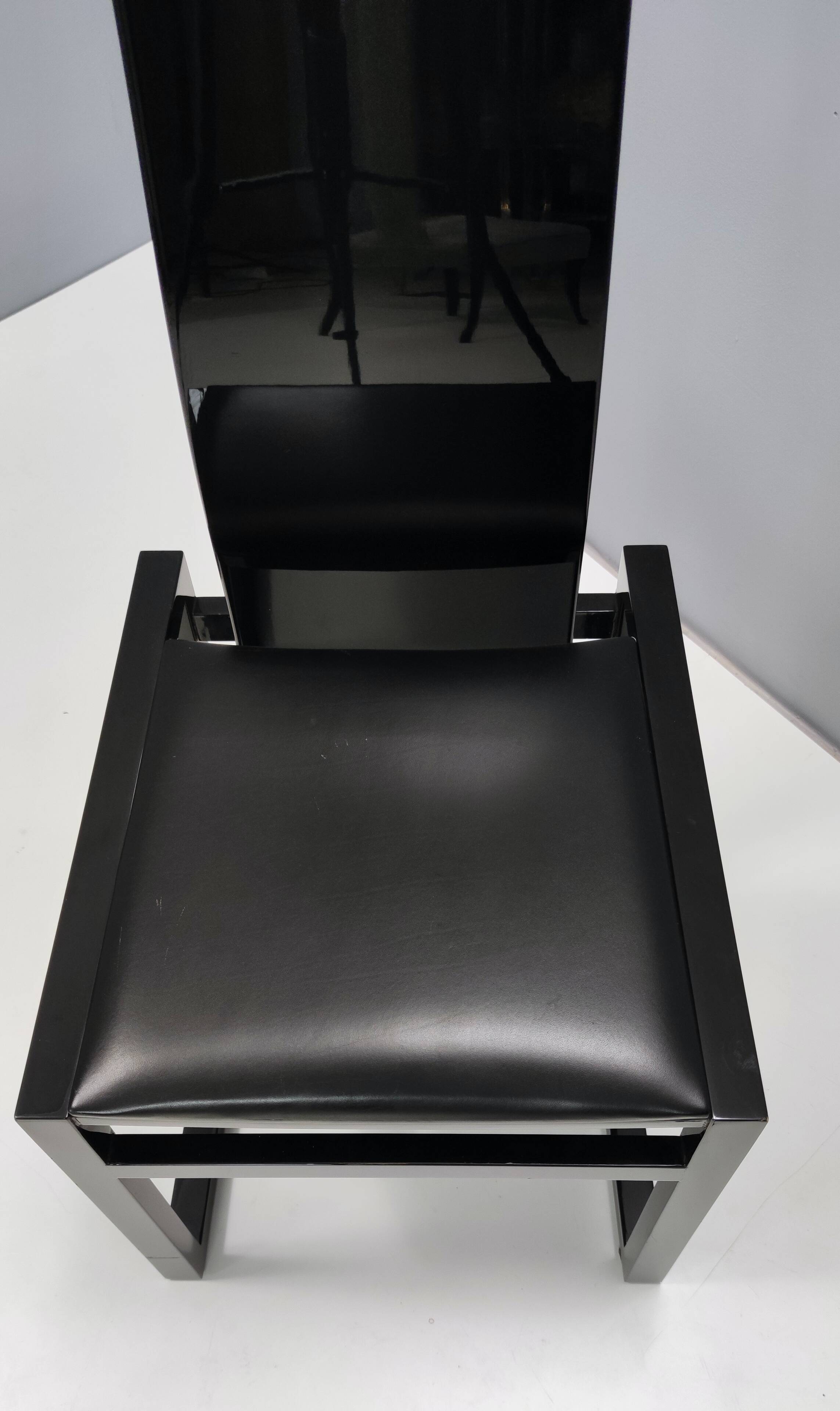 This chair from the EDO series was designed by the Japanese architect Kisho Kurokawa in the 1980s an