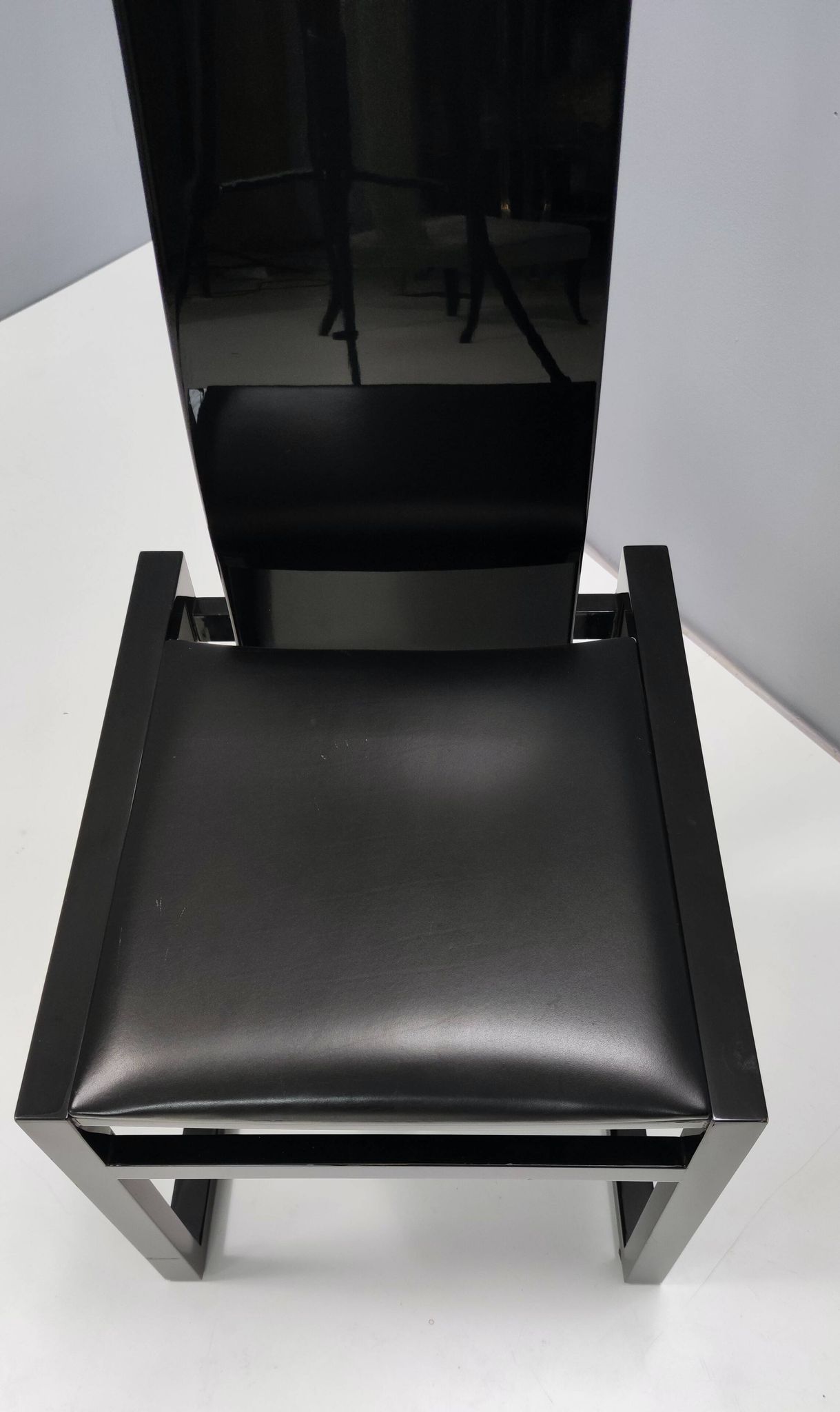 This chair from the EDO series was designed by the Japanese architect Kisho Kurokawa in the 1980s an