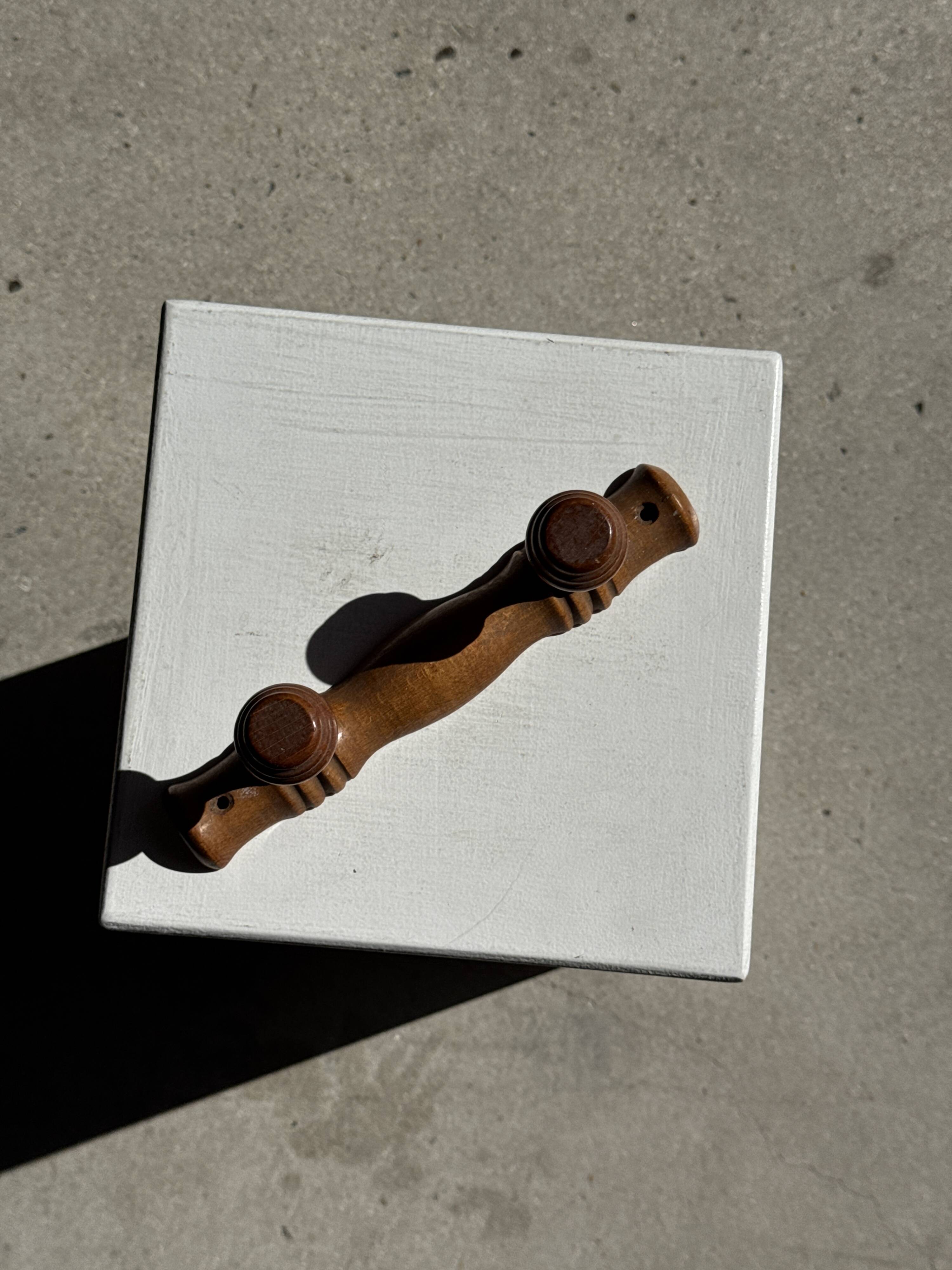 Small coat hook with two round flat button pegs in pine H8.