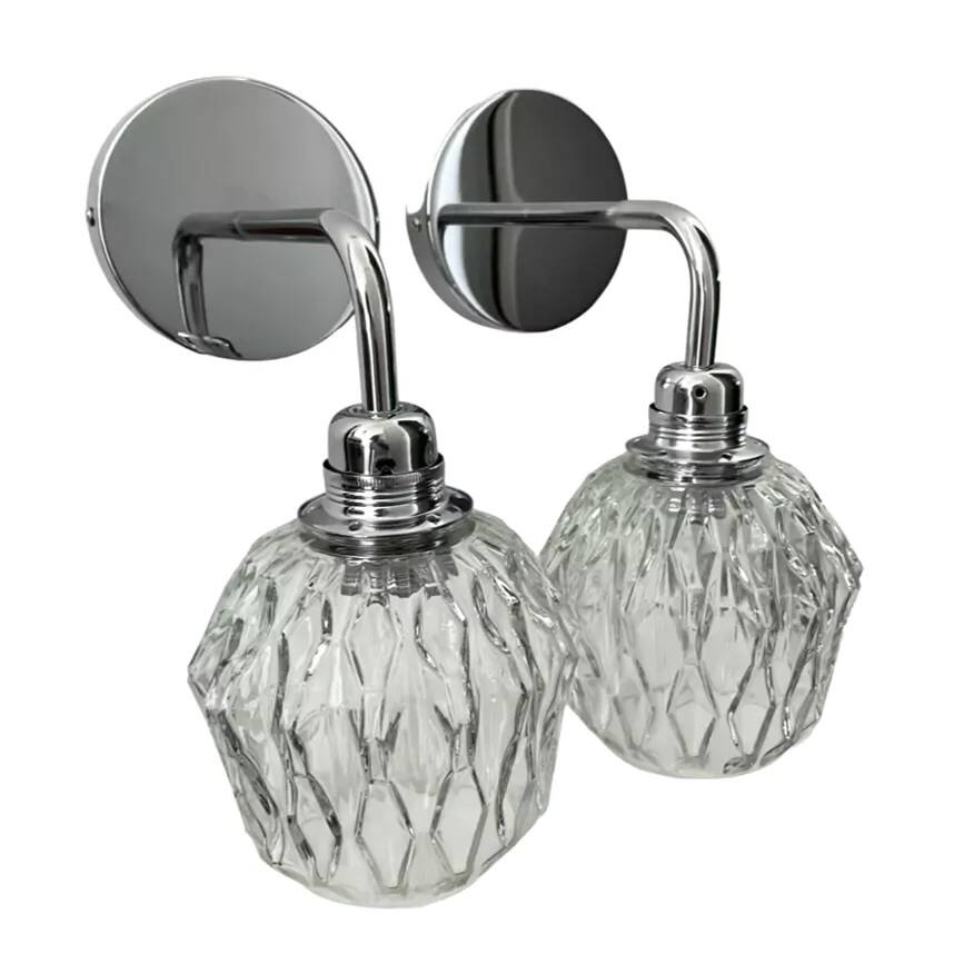 Paire d’appliques vintage chromées en verre ciselé