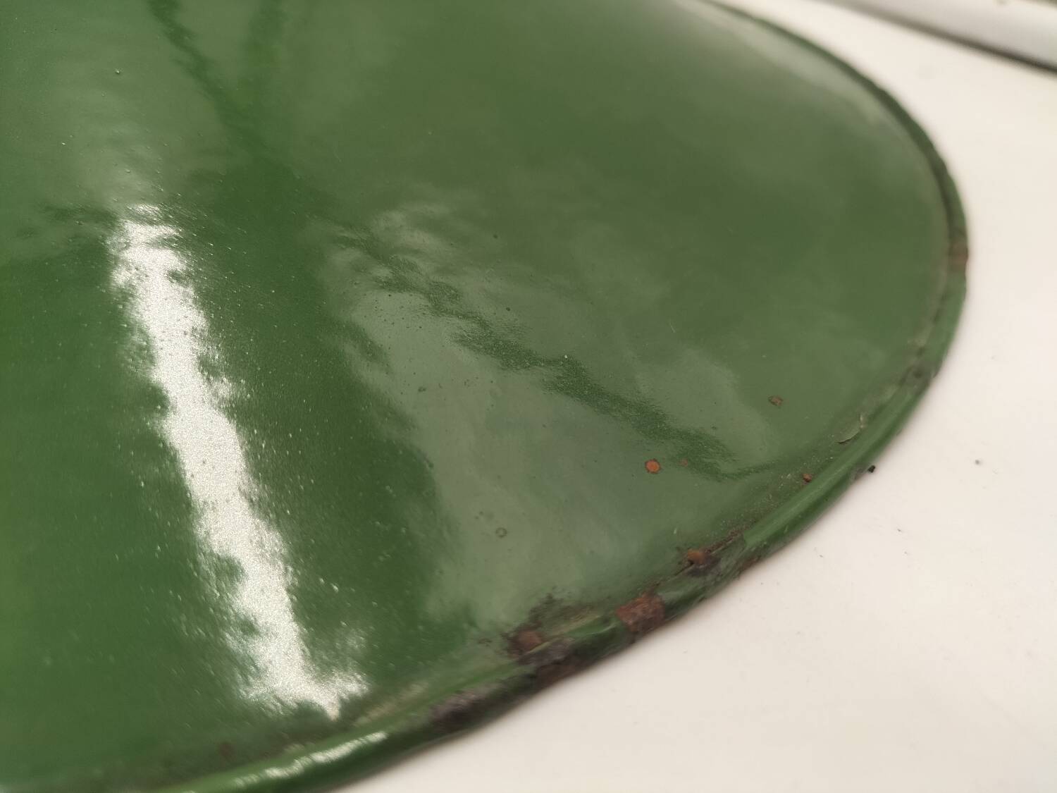 Enamelled sheet metal suspensions