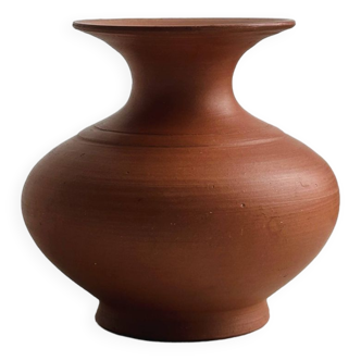 Poterie vase fait à la main en terre cuite.