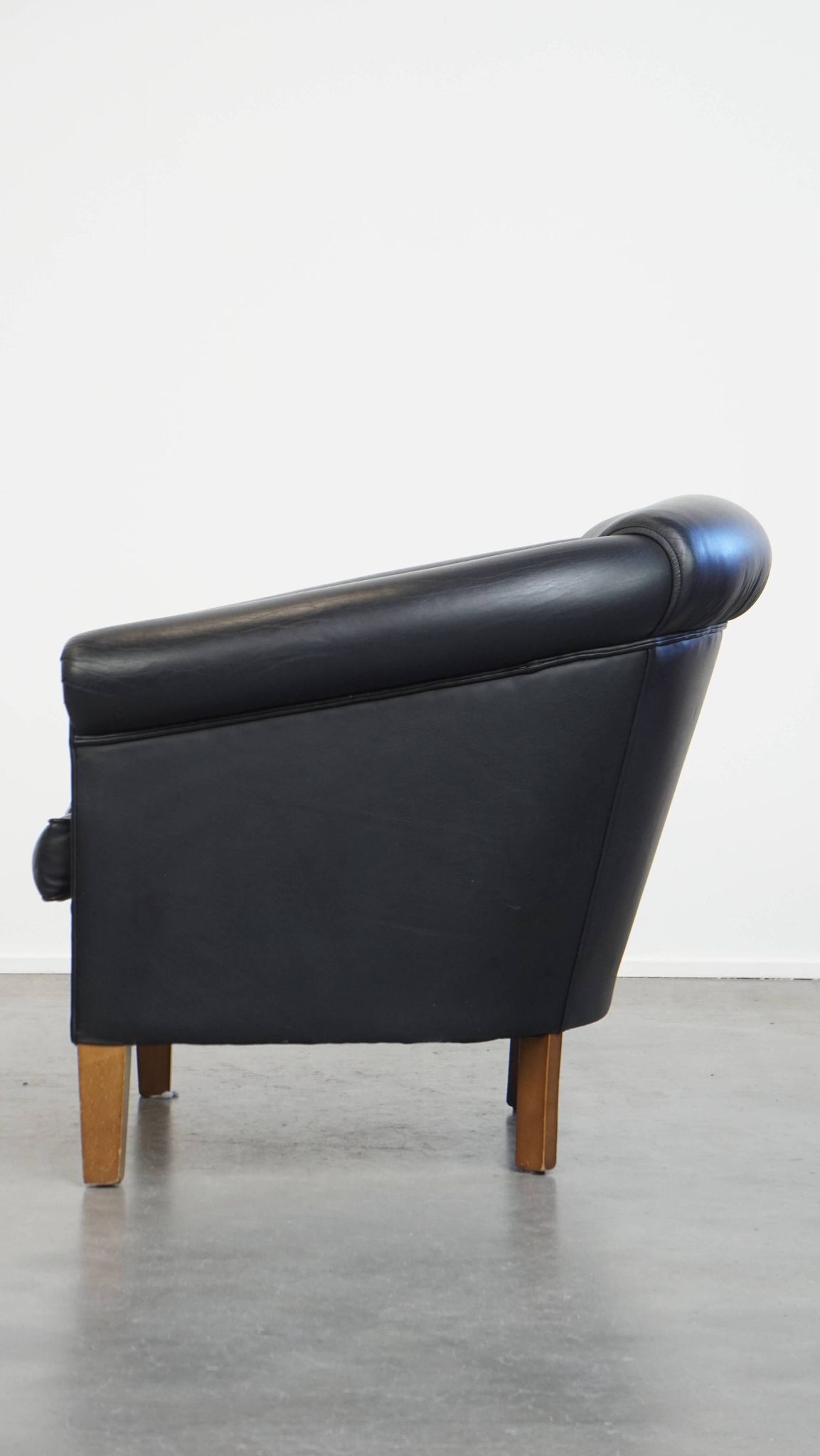 Black Cowhide Leather English-Style Club Chair